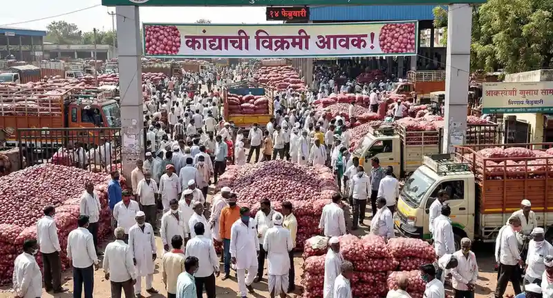 बाजार समितीत लाल कांद्याची झालेली प्रचंड आवक आणि शेतकऱ्यांची गर्दी (Red Onion huge arrival in market committee).